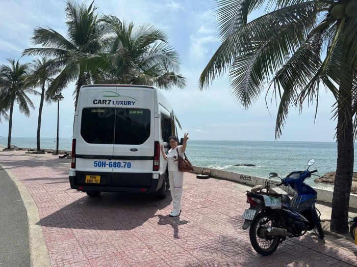 Khách chụp ảnh cùng đoàn xe 16 chỗ CAR7
